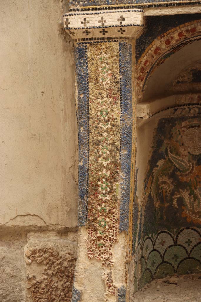 III,3 Herculaneum, October 2020.
Detail from left (east) side of mosaic and shell-trimmed niche. Photo courtesy of Klaus Heese.